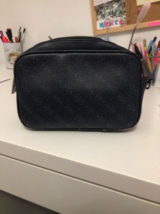 Bolso de mano hombre Guess de segunda mano por 25 EUR en Sevilla en WALLAPOP