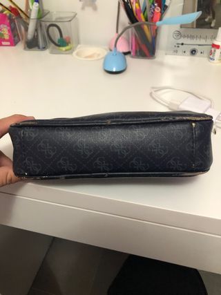 Bolso de mano hombre Guess de segunda mano por 25 EUR en Sevilla en WALLAPOP