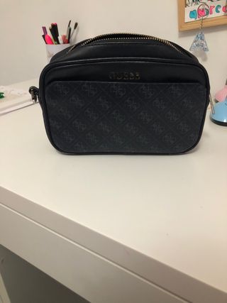 Bolso de mano hombre Guess de segunda mano por 25 EUR en Sevilla en WALLAPOP