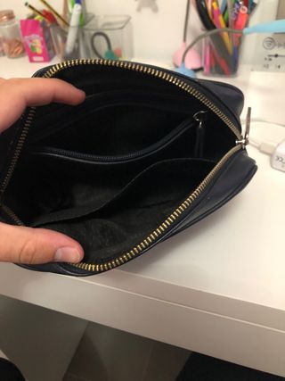 Bolso de mano hombre Guess de segunda mano por 25 EUR en Sevilla en WALLAPOP