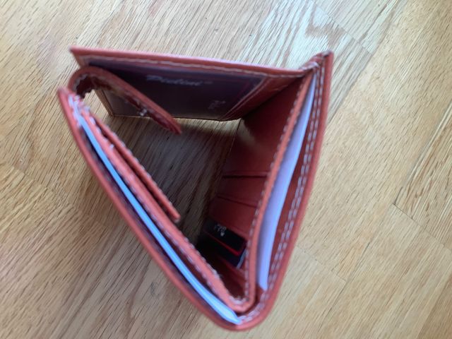 Cartera de piel sin estrenar