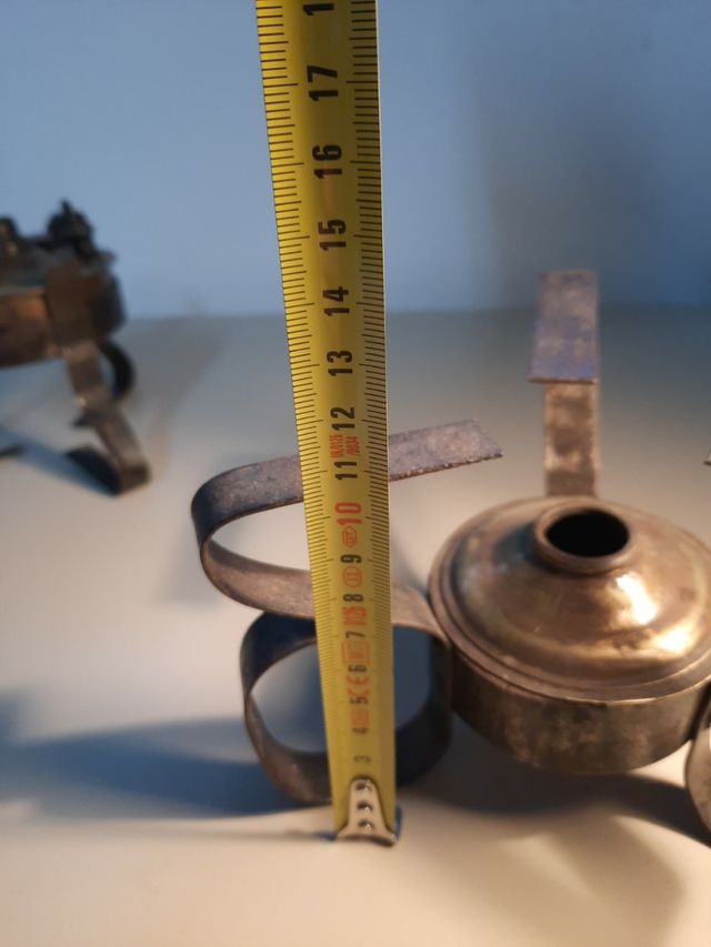 Bonito quemador o candil antiguo con su soporte