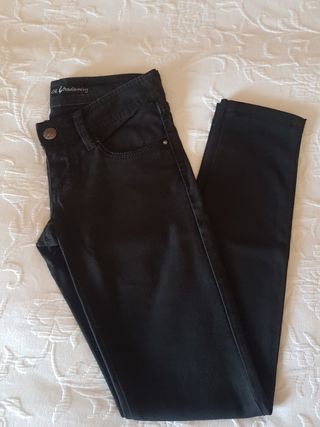 Pantalón vaquero negro Stradivarius de segunda mano por 10 EUR en Toledo en  WALLAPOP
