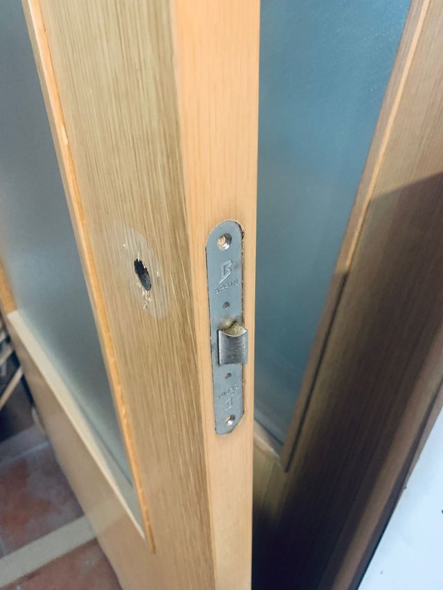 Puerta maziza de roble con cristal