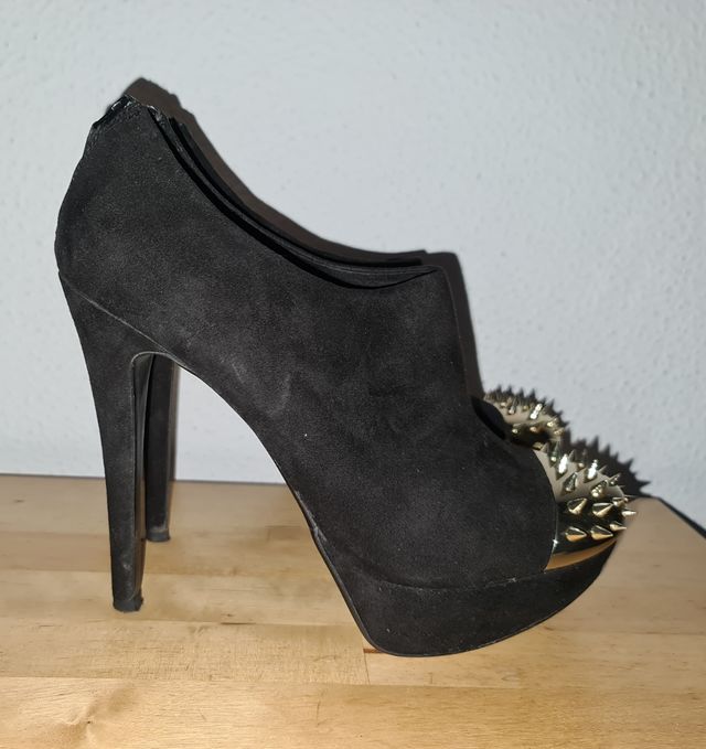Botines tacón alto negros y dorado Bershka
