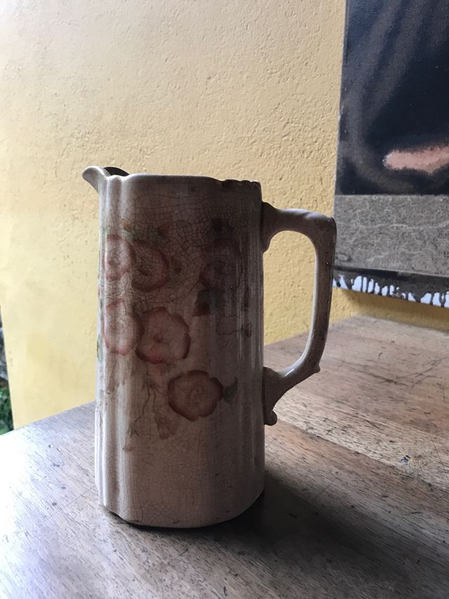 Jarra antigua de porcelana