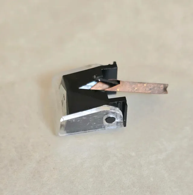 AGUJAS Y CÁPSULAS PARA TOCADISCOS AMPLIO STOCK