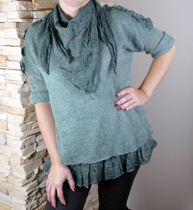 Jersey de punto en color verde helecho con pañuelo