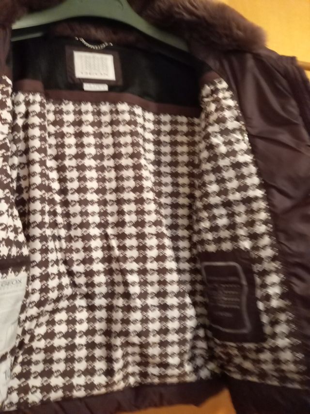 Plumas color berenjena con cuello de pelo