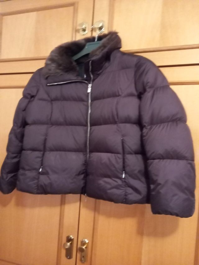 Plumas color berenjena con cuello de pelo