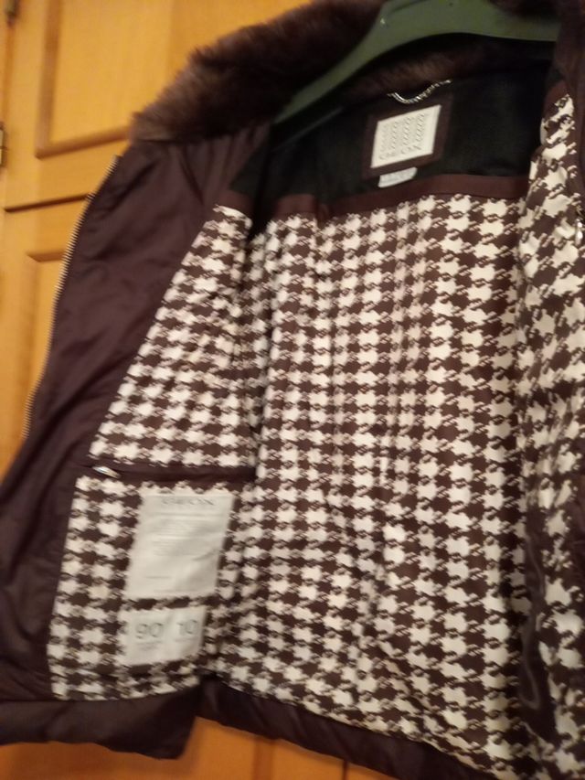 Plumas color berenjena con cuello de pelo