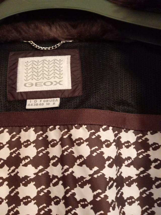 Plumas color berenjena con cuello de pelo