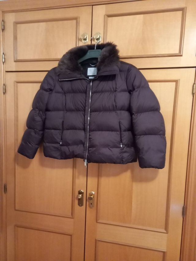 Plumas color berenjena con cuello de pelo