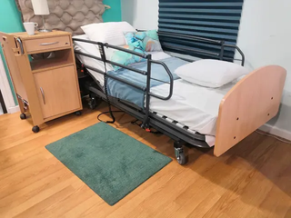 Cama articulada con carro elevador y barandillas