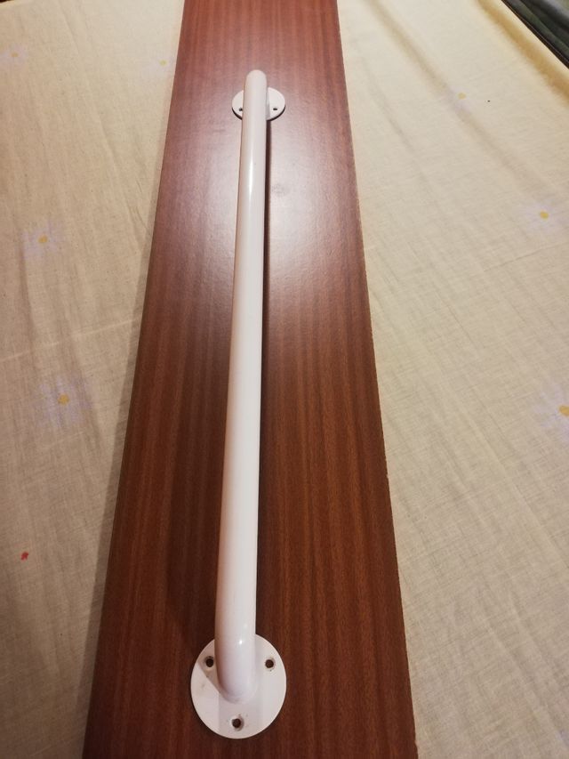 Barra agarre asidero pared baño