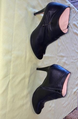 Botines negros con puntera abierta de Gloria Ortiz de segunda mano por 8  EUR en Batres en WALLAPOP