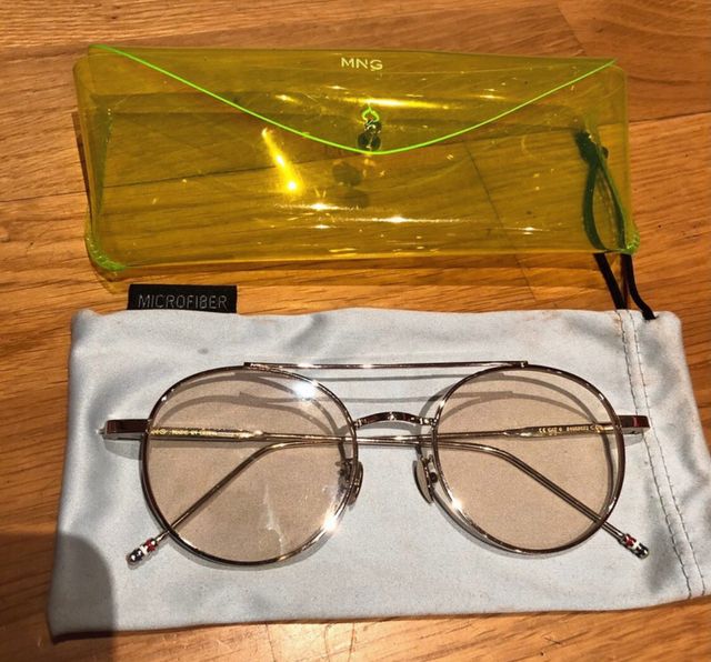 Gafas de vista sin graduar doradas con su funda