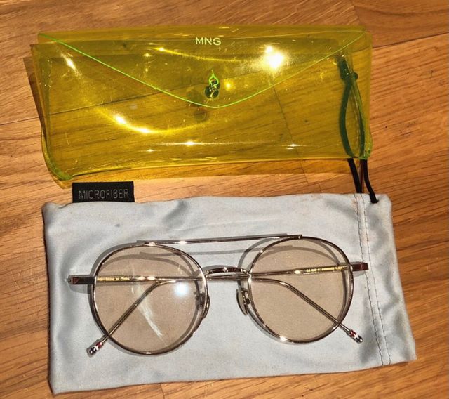 Gafas de vista sin graduar doradas con su funda