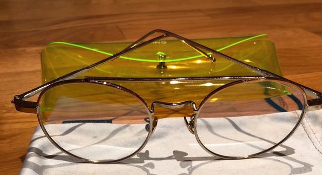 Gafas de vista sin graduar doradas con su funda