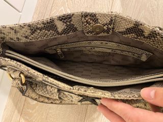 Bolso Michael Kors serpiente de segunda mano por 55 EUR en Madrid en  WALLAPOP