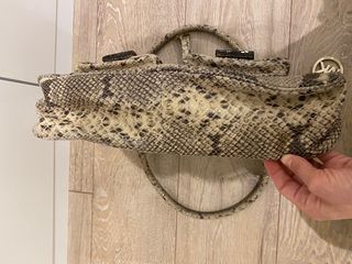 Bolso Michael Kors serpiente de segunda mano por 55 EUR en Madrid en  WALLAPOP