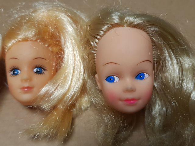 RARAS CABEZAS DE MUÑECAS TIPO BARBIE O SINDY