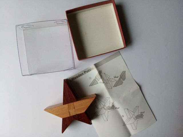 Juego de madera, de ingenio. Puzzle 3D