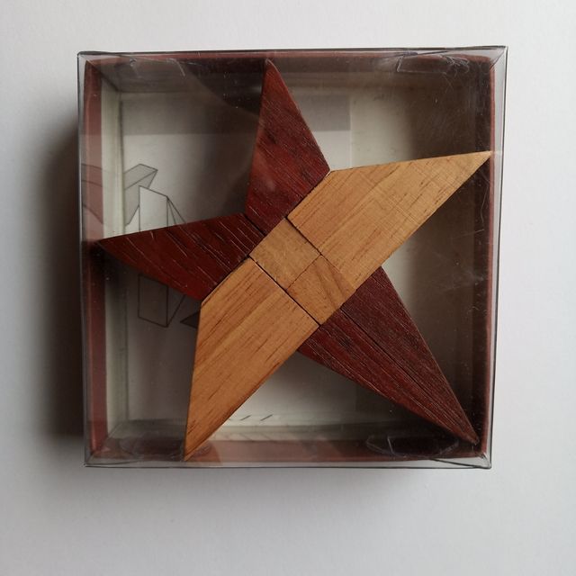 Juego de madera, de ingenio. Puzzle 3D