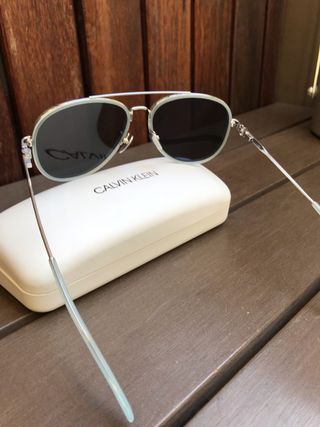 Gafas Calvin Klein aviador de segunda mano por 95 EUR en Málaga en WALLAPOP