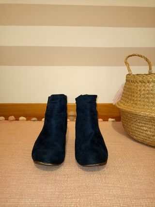 Botines piel Mustang azul marino de segunda mano por 5 EUR en  Amorebieta-Etxano en WALLAPOP