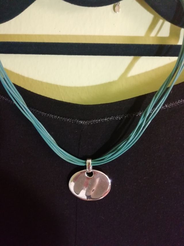 gargantilla cuero azul y metal