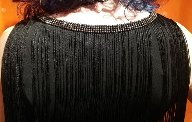 Vestido negro con flecos Fórmula Joven