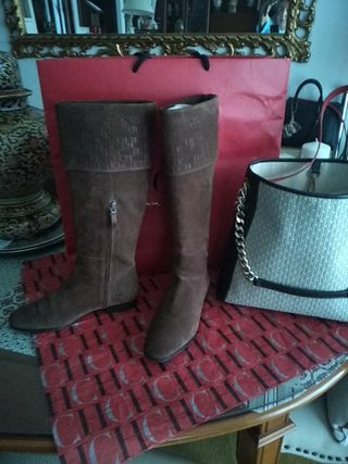 Botas carolina herrera de segunda mano por 150 EUR en Las Arenas en WALLAPOP