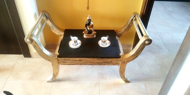 Banqueta Mesita Antigua Vintage. Oro y Negro