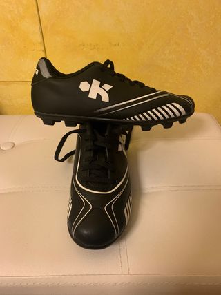 Zapatillas tacos fútbol 7 hierba. N. 36. Nuevas de segunda mano por 5 EUR  en Burgos en WALLAPOP