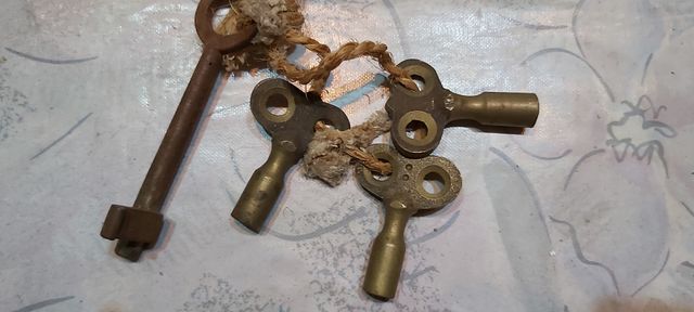 LLAVES ANTIGUAS DE RELOJ Y VARIOS