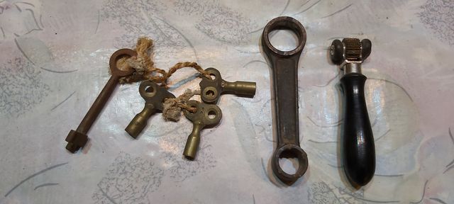 LLAVES ANTIGUAS DE RELOJ Y VARIOS