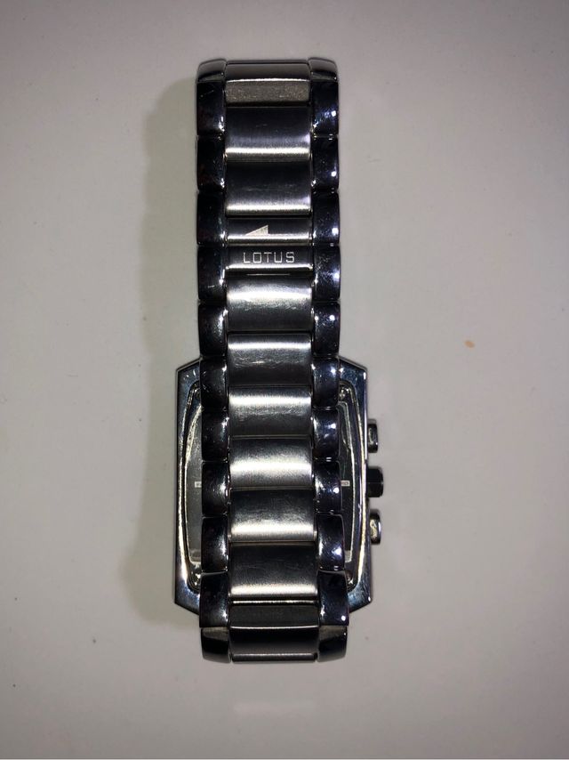 Reloj LOTUS.