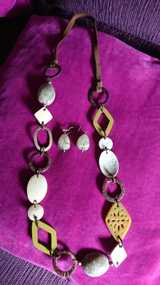 Collana e orecchini.