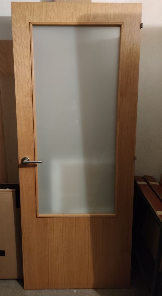 Puerta de madera con cristal