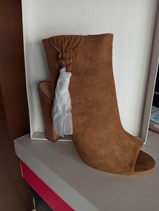 Botines Mujer Marrones. Talla 42. Sin estrenar de segunda mano por 10 EUR  en Móstoles en WALLAPOP