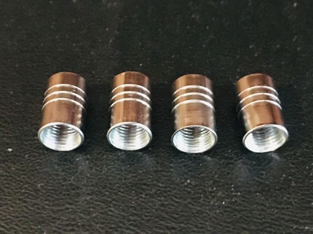 Tapones para válvulas de ruedas SAAB a estrenar.