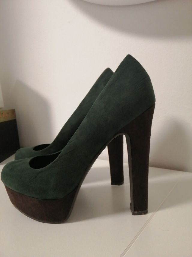 Zapatos de tacon verde botella 
