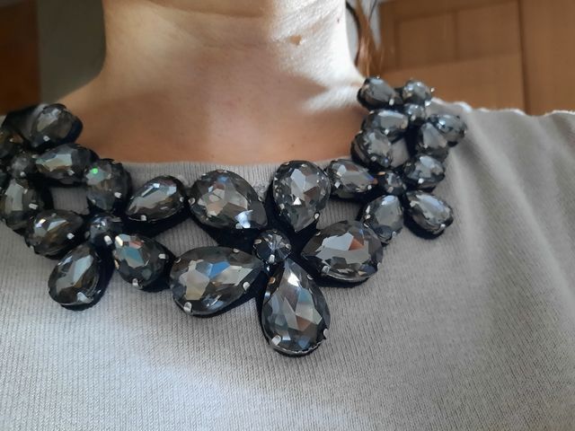 collar de flores brillantes 