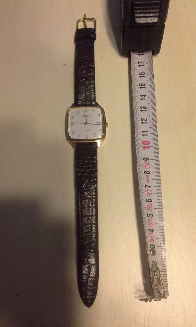 Reloj de pulsera mixto, marca Lotus dorado.
