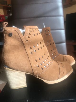 NUEVO Botines ante camel calados de segunda mano por 40 EUR en Torrelavega  en WALLAPOP