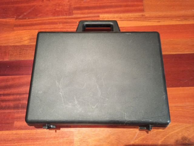 Maletín plástico rígido