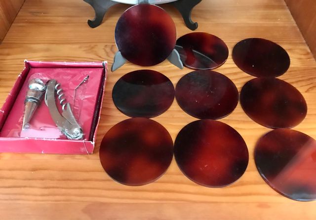 Posavasos y sacacorchos