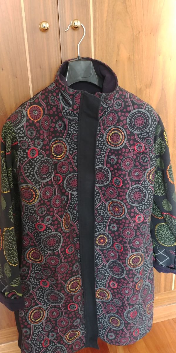 Abrigo negro forrado.