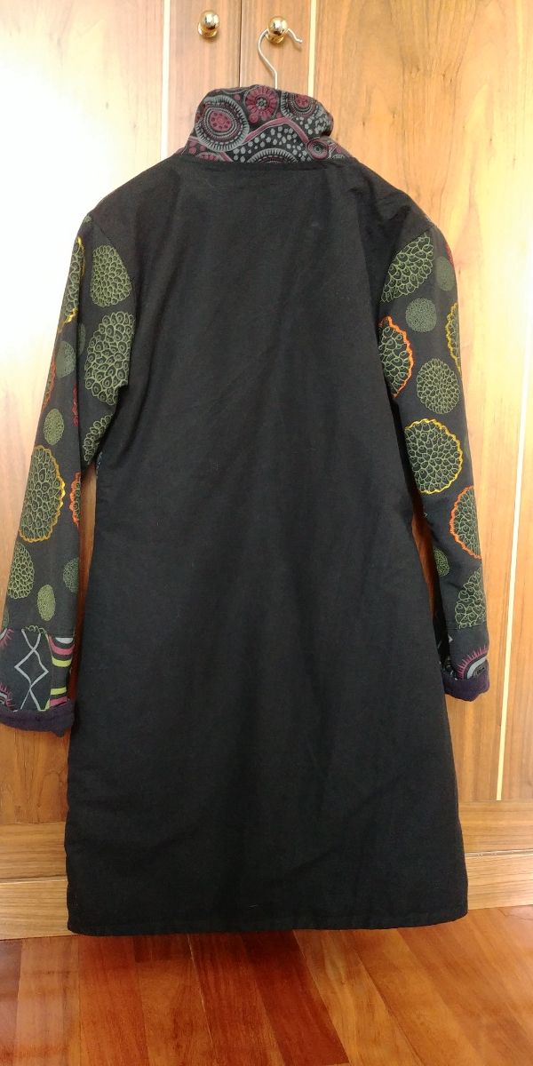 Abrigo negro forrado.